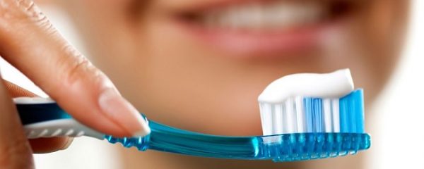 Đánh răng thì nên đưa bàn chải dọc